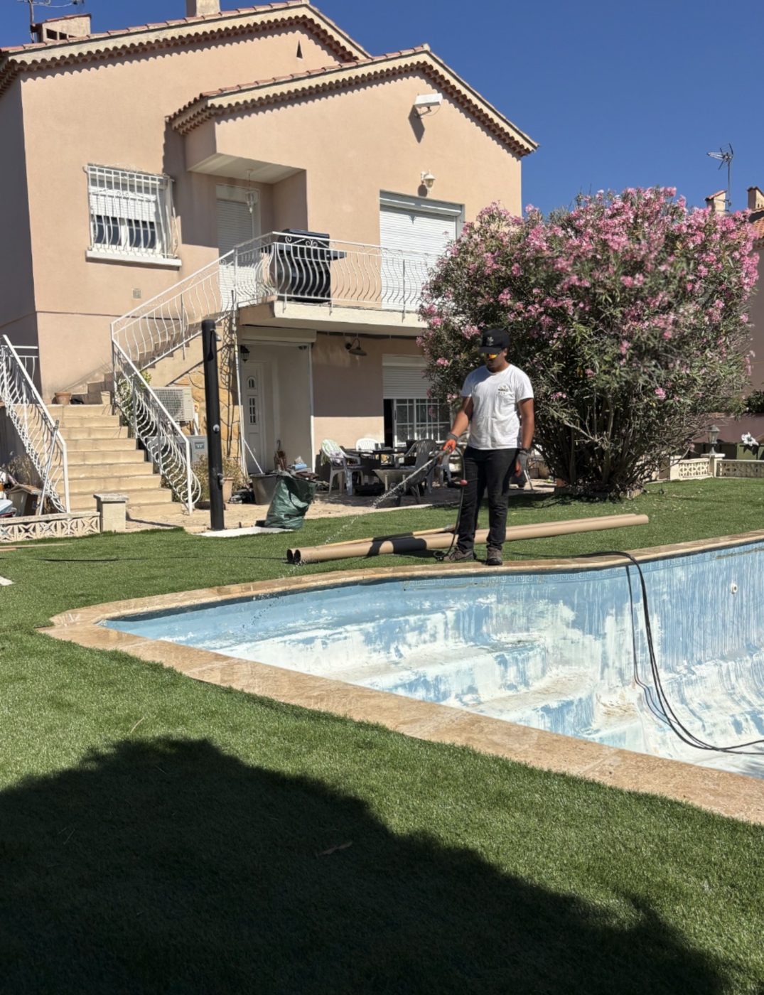 Gazon synthétique posé autour de la piscine pendant les finitions