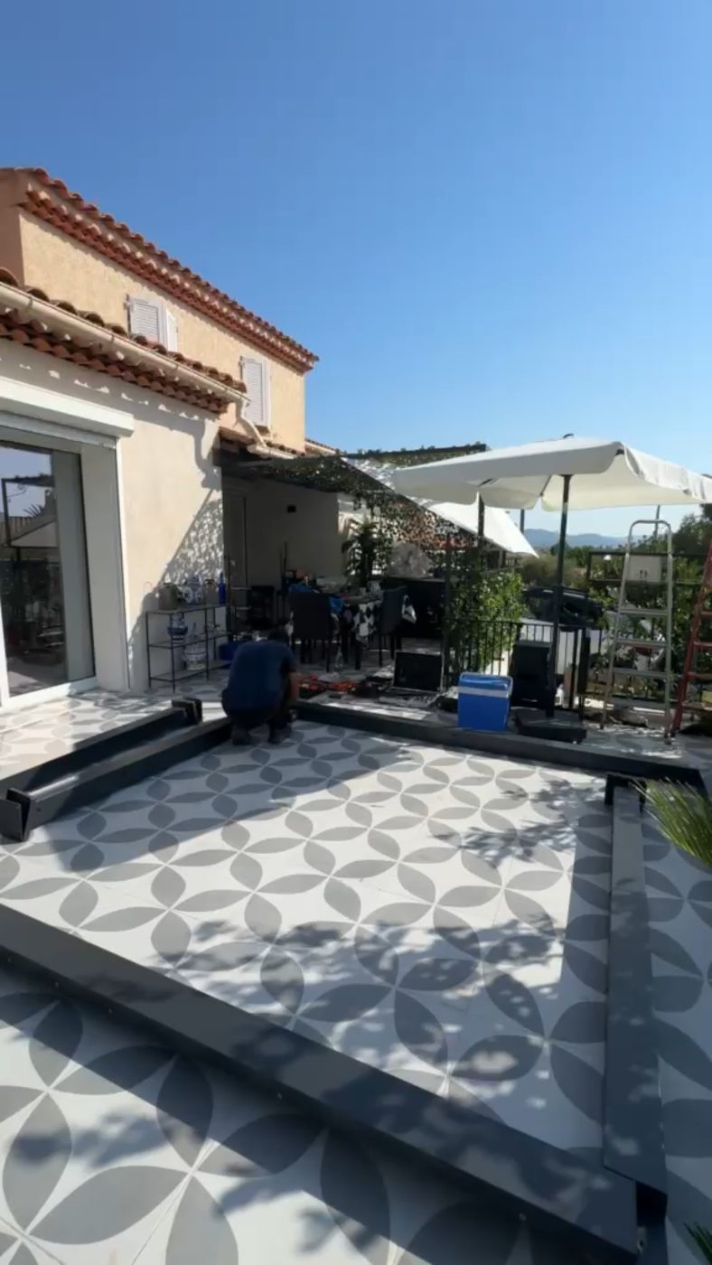 Structure de pergola en cours de montage sur une terrasse carrelée