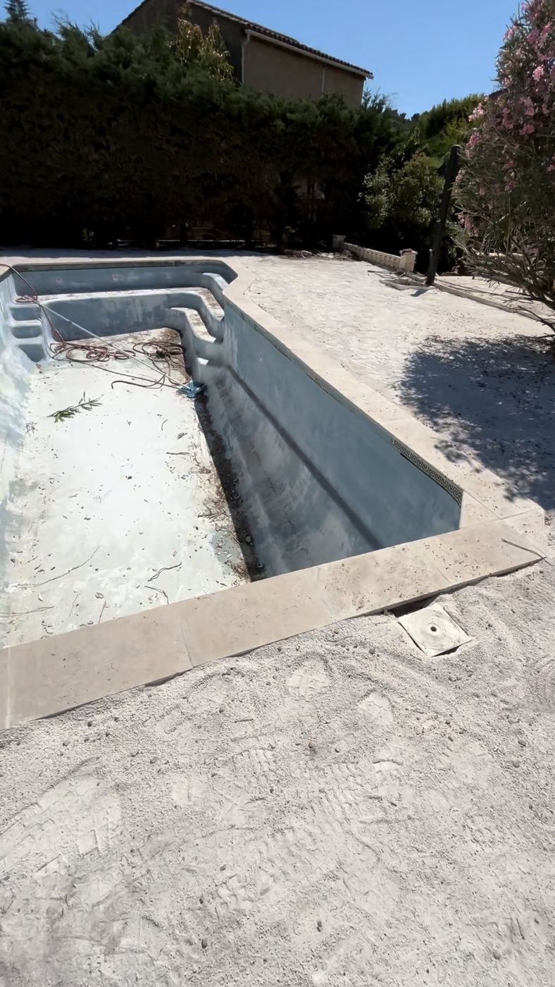 Lit de sable concassé étalé autour de la piscine